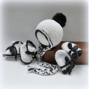 Háčkovaný set čepice, botičky, rukavičky, černo-bílá
